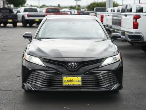 Used 2018 Toyota Camry XLE FWD image 3