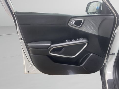 Used 2025 Kia Soul LX w/ LX Technology Package FWD image 12