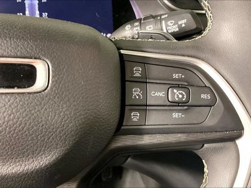 Used 2023 Jeep Grand Cherokee Altitude AWD/4WD image 10