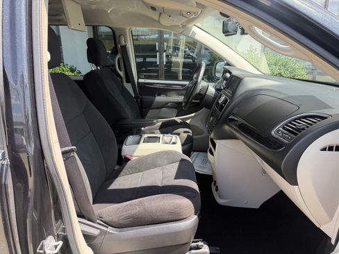 Used 2012 Chrysler Town & Country Touring w/ Entertainment Group #1 FWD image 23
