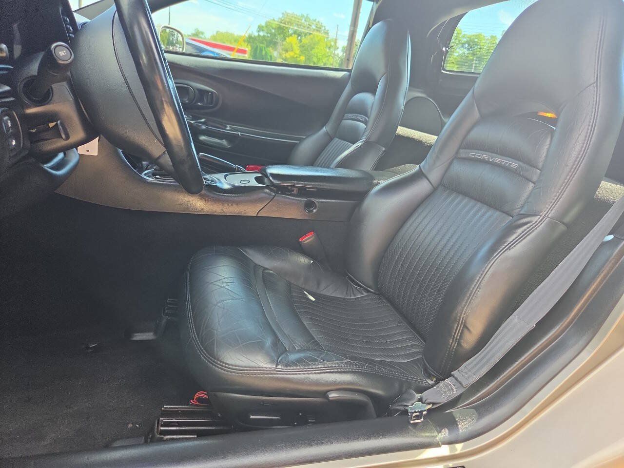 Used 2000 Chevrolet Corvette Coupe w/ Roof Pkg RWD image 17