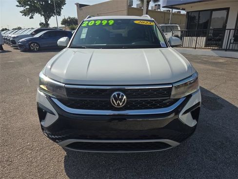 Used 2023 Volkswagen Taos SE w/ Panoramic Sunroof Package FWD image 2