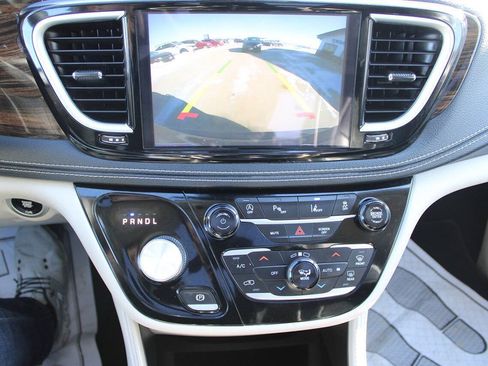 Used 2023 Chrysler Pacifica Limited FWD image 19