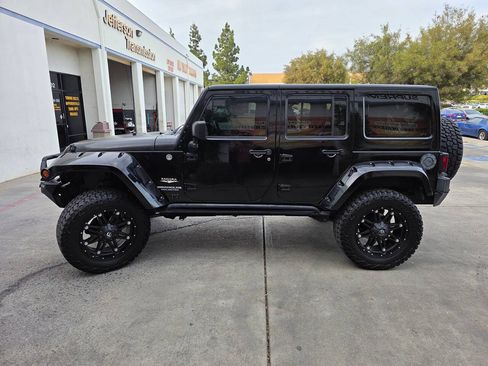 Used 2014 Jeep Wrangler Unlimited Sahara w/ Connectivity Group AWD/4WD image 8