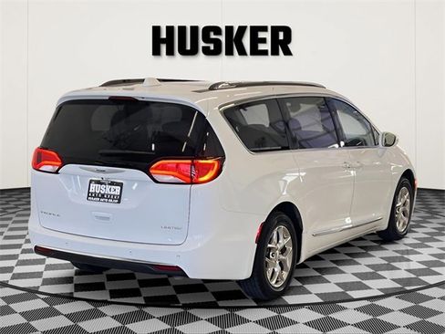 Used 2019 Chrysler Pacifica Limited image 7