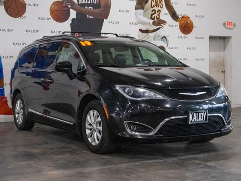 Used 2019 Chrysler Pacifica Touring-L image 18