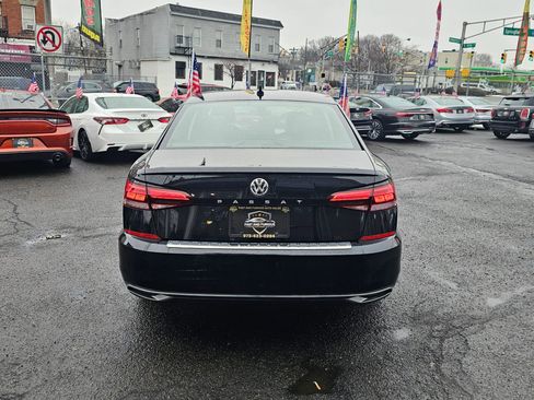 Used 2022 Volkswagen Passat 2.0T SE image 5
