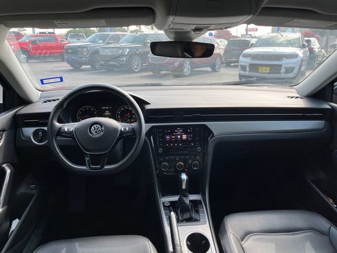 Used 2022 Volkswagen Passat 2.0T SE FWD image 5