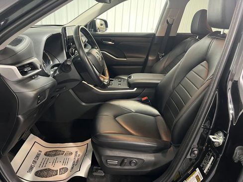 Used 2023 Toyota Highlander XLE image 5