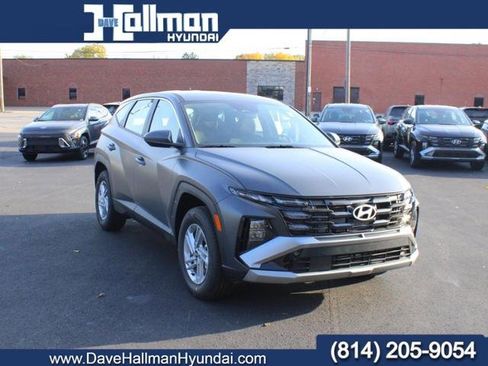 Used 2025 Hyundai Tucson SE image 1