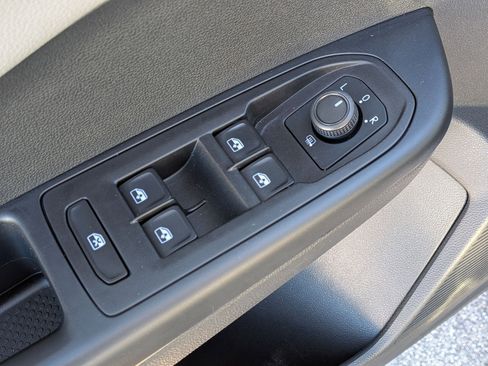 Used 2023 Volkswagen Taos SE w/ Panoramic Sunroof Package image 13