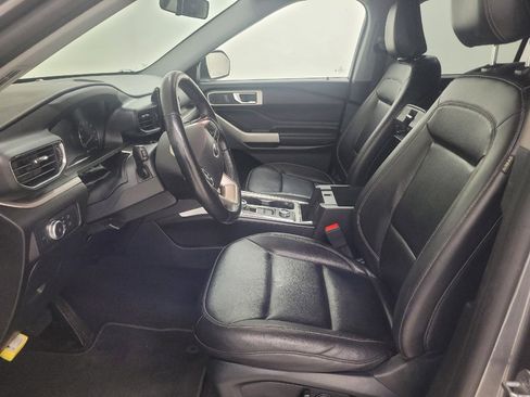 Used 2021 Ford Explorer XLT w/ Equipment Group 202A AWD/4WD image 17