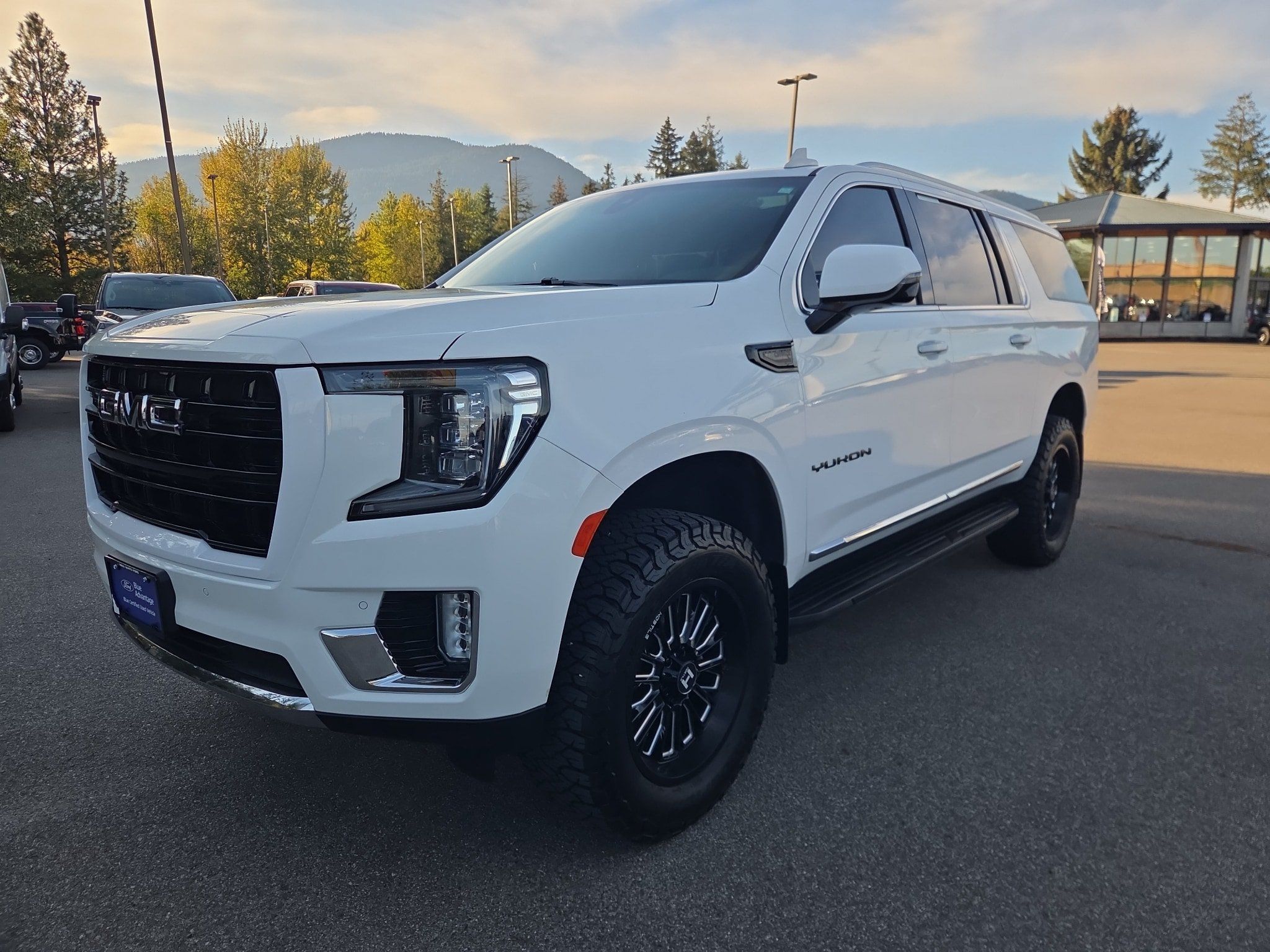 Used 2022 GMC Yukon XL SLT w/ SLT Luxury Package AWD/4WD image 4
