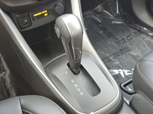 Used 2021 Chevrolet Trax LT w/ Premium Seat Package AWD/4WD image 27