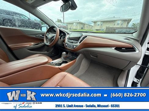 Used 2018 Chevrolet Malibu Premier w/ Premier Sun and Wheel Package FWD image 31