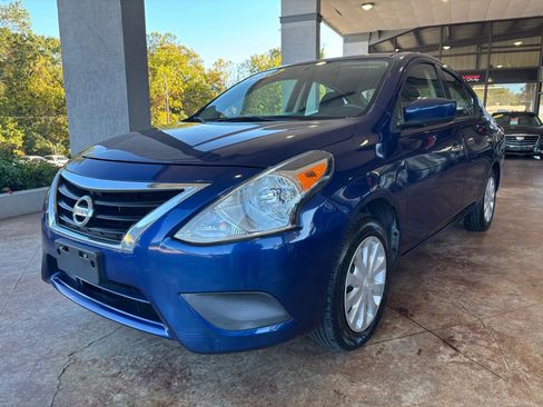 Used 2019 Nissan Versa SV image 3