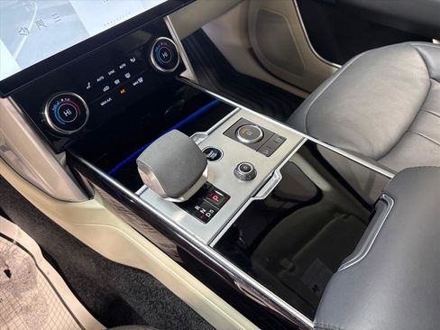 Used 2023 Land Rover Range Rover Long Wheelbase SE image 14