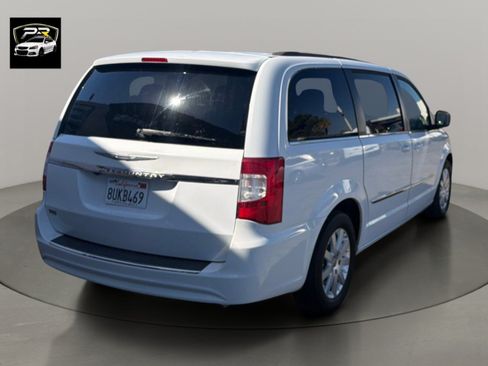 Used 2015 Chrysler Town & Country Touring FWD image 5