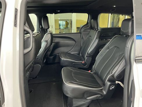 Used 2025 Chrysler Pacifica Limited image 25
