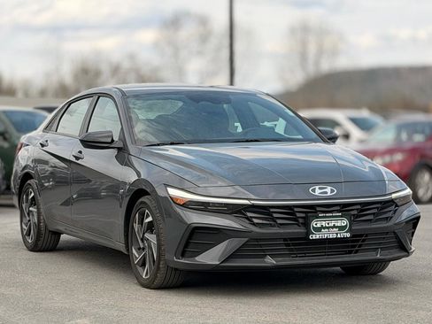 Used 2025 Hyundai Elantra Sport image 3