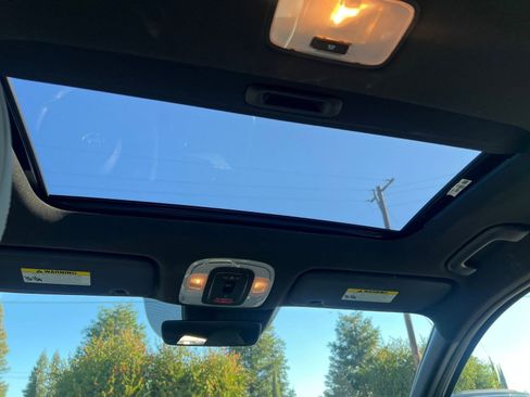 Used 2025 Hyundai Elantra Limited image 29