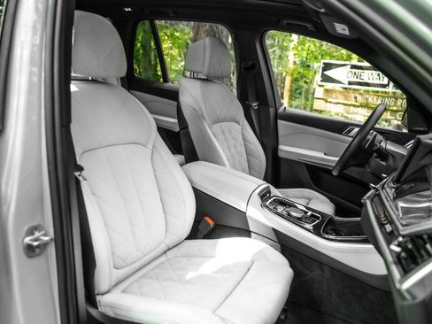 Used 2024 BMW X5 xDrive40i w/ M Sport Package AWD/4WD image 22