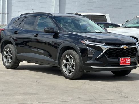 Used 2025 Chevrolet Trax LT FWD image 10