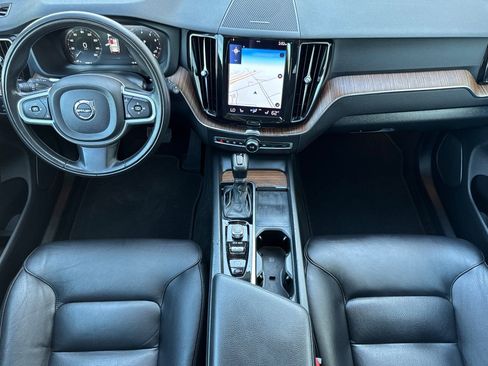 Used 2021 Volvo XC60 T6 Momentum image 14