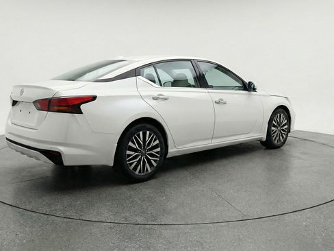 Used 2025 Nissan Altima 2.5 SV FWD image 9