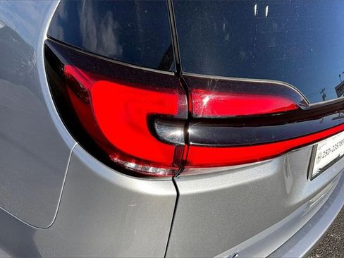 Used 2021 Chrysler Pacifica Touring-L image 32