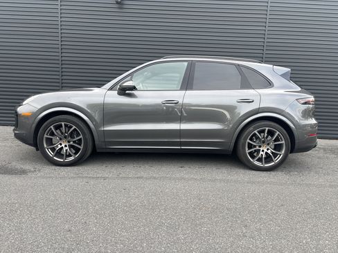 Certified 2022 Porsche Cayenne Turbo AWD/4WD image 2