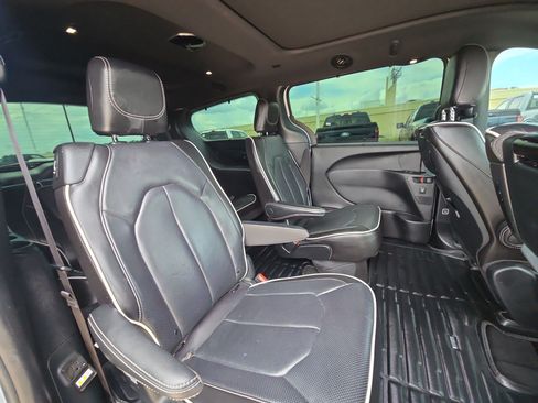 Used 2024 Chrysler Pacifica Limited w/ Uconnect Theater Family Group FWD image 31