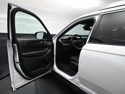 Used 2025 Jeep Grand Cherokee Laredo w/ Luxury Tech Group I AWD/4WD image 8