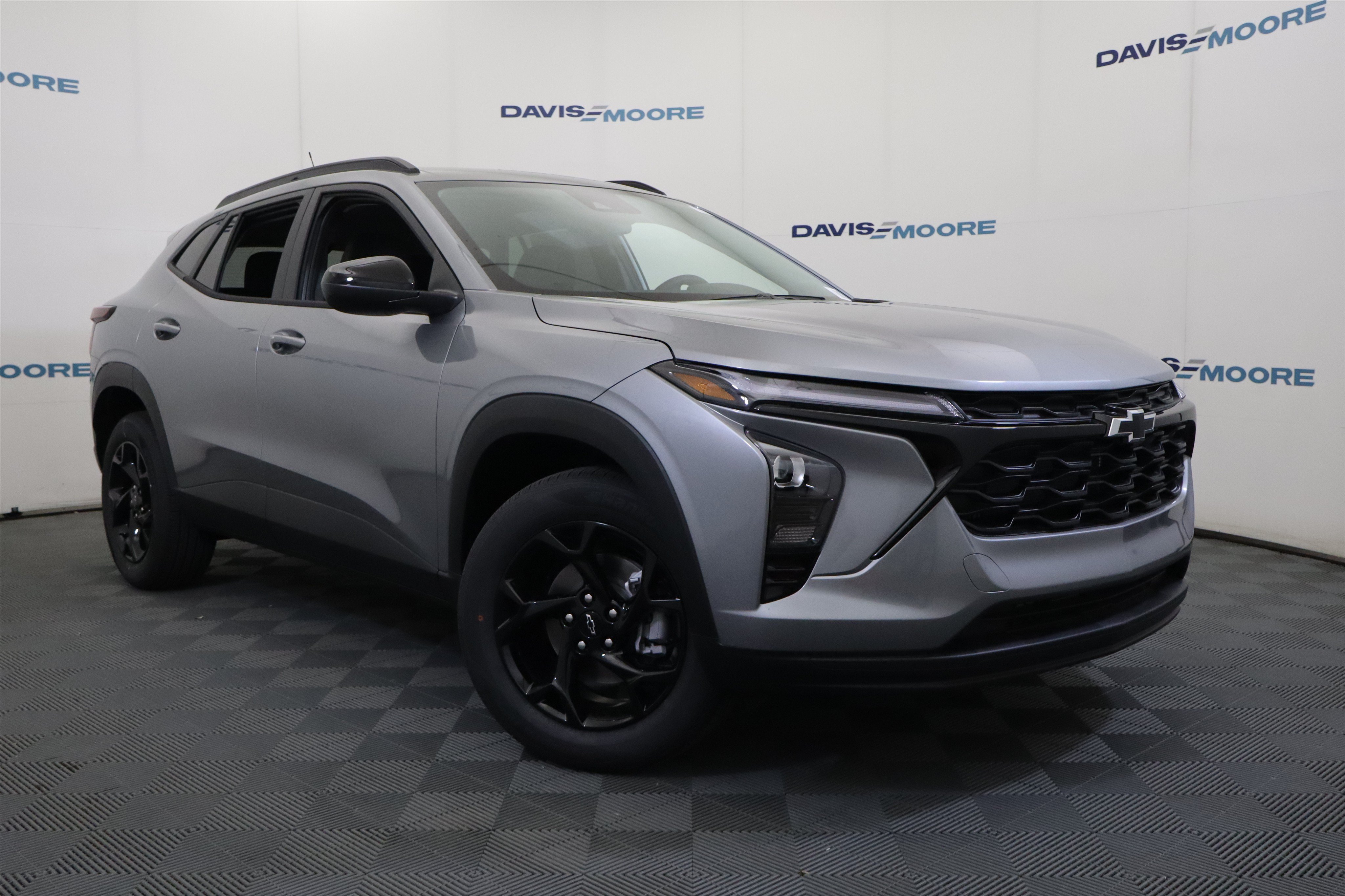 New 2026 Chevrolet Trax LT w/ Midnight Edition FWD image 2
