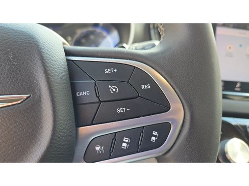 Used 2024 Chrysler Pacifica Touring-L FWD image 35