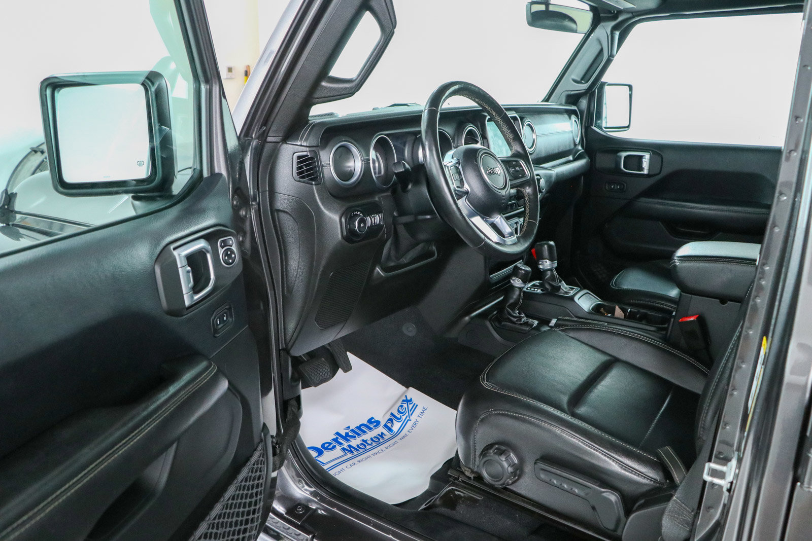 Used 2018 Jeep Wrangler Unlimited Sahara AWD/4WD image 3
