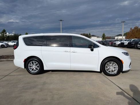 New 2026 Chrysler Pacifica Select image 2