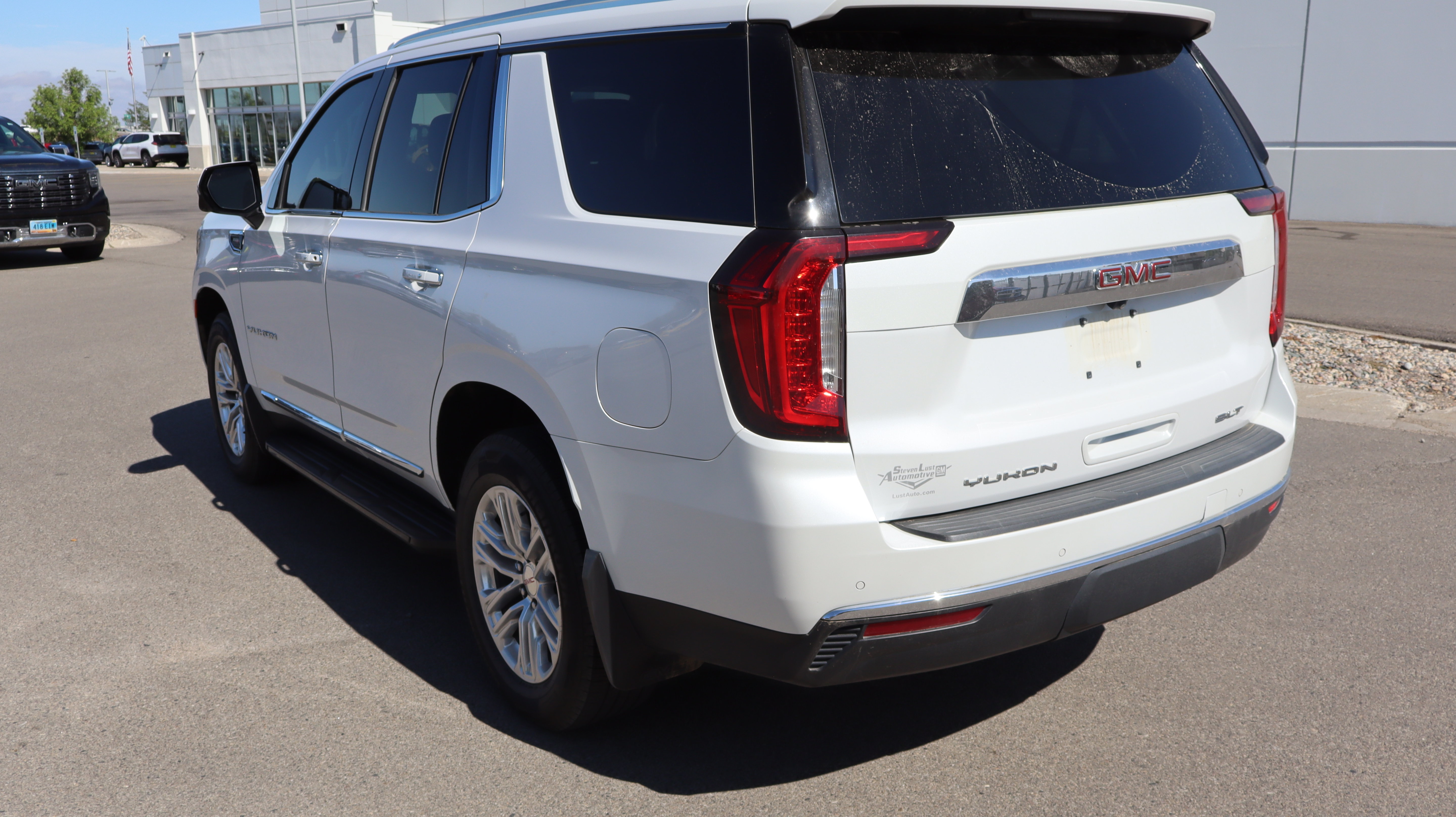Certified 2023 GMC Yukon SLT w/ SLT Premium Package AWD/4WD image 4