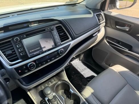 Certified 2019 Toyota Highlander XLE AWD/4WD image 24