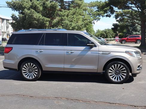 Used 2018 Lincoln Navigator Reserve w/ Technology Package AWD/4WD image 3