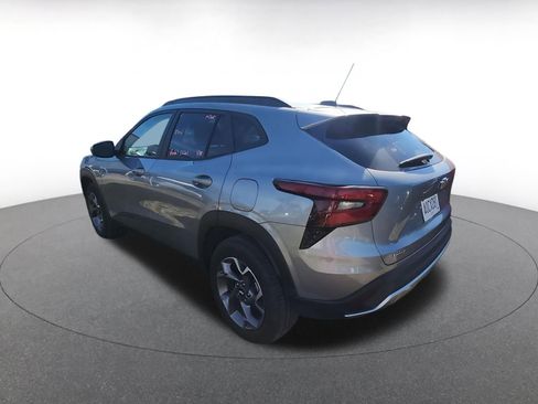 Used 2025 Chevrolet Trax LT w/ LT Convenience Package image 5