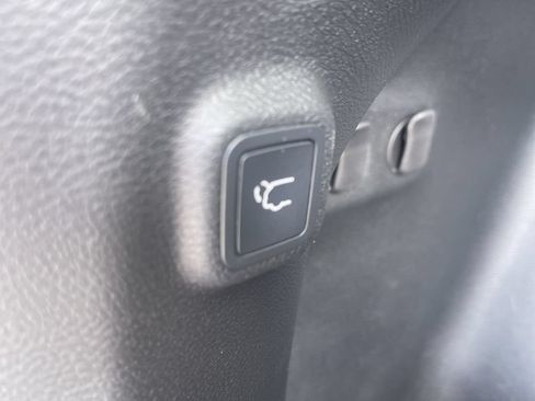 Used 2019 Jeep Cherokee Limited AWD/4WD image 16