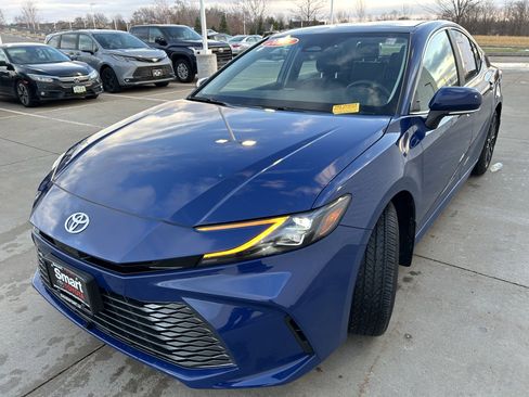 Used 2025 Toyota Camry XLE image 3