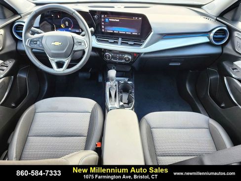 Used 2025 Chevrolet Trax LT w/ Driver Confidence Package image 12