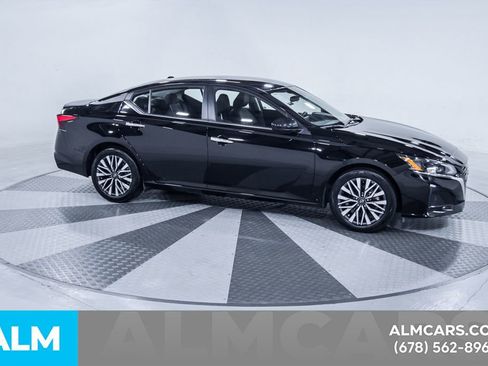 Used 2025 Nissan Altima 2.5 SV FWD image 13