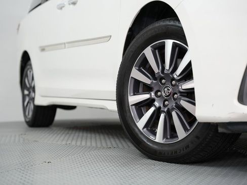 Used 2019 Toyota Sienna Limited Premium image 18