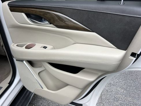 Used 2020 Cadillac Escalade Luxury AWD/4WD image 17