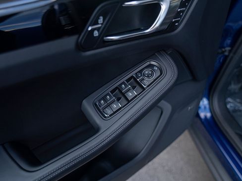 Certified 2025 Porsche Macan image 18
