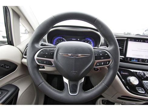 Used 2023 Chrysler Pacifica Touring-L image 15