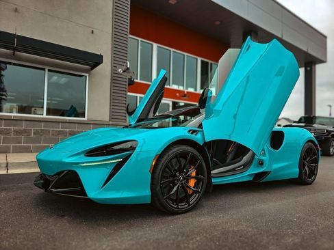 Used 2025 McLaren Artura Spider image 18